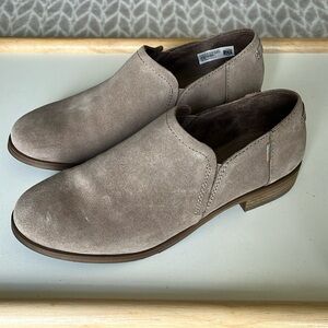 Size 6.5 TOMS taupe gray suede Shaye low booties